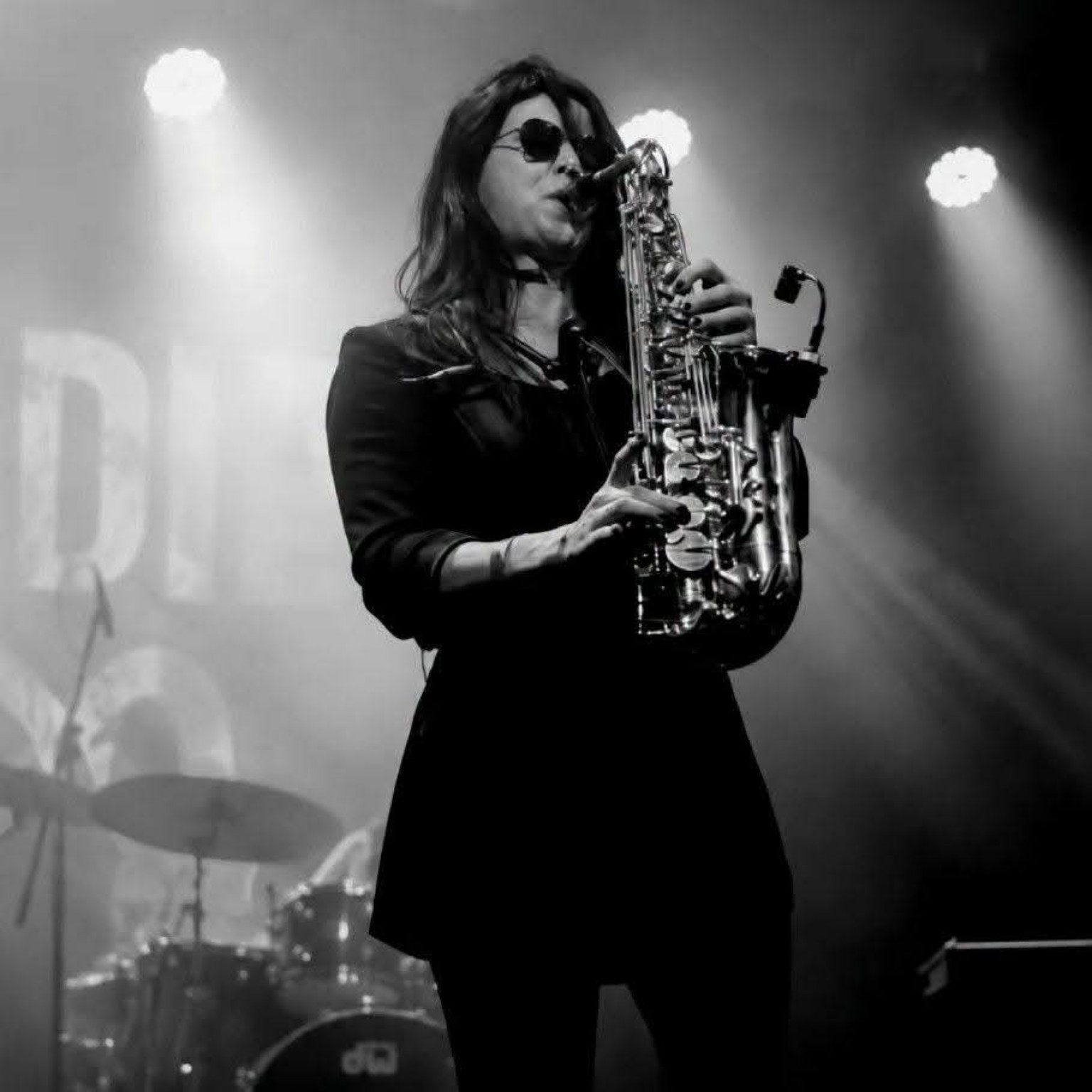 Daniela Altamirano tocando el saxofón en vivo